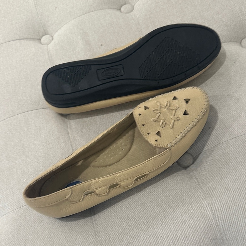 Dr. Scholl's Beige Loafers with Cutout Design - Picture 5 of 7